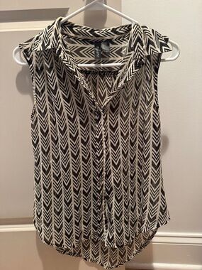 Fun & Flirt Sleeveless Chevron Print Blouse in Black & Cream